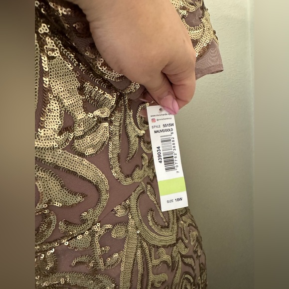 Sequined Plus Dress 💛 - Picture 8 of 9